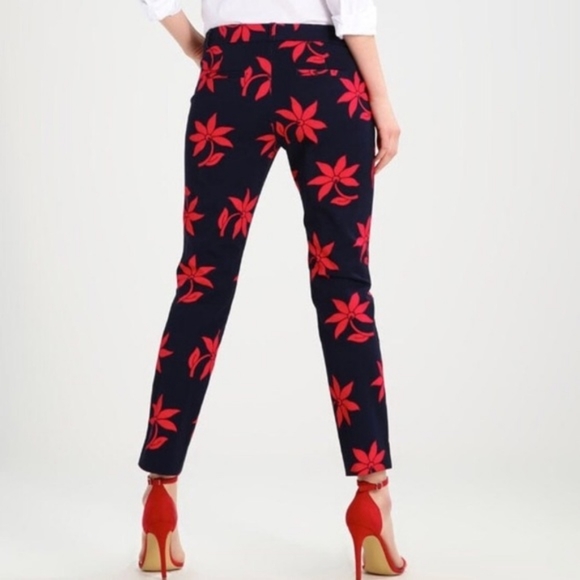 ❣Banana Republic "Ryan" Navy/Red Floral Crop Pants - Picture 2 of 6